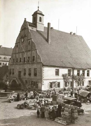 Grimma. Rathaus (1442 begonnen). Südwestansicht mit Marktbrunnen und Markttreiben