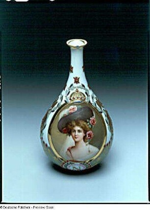 Vase mit Porträt einer Dame mit Wagenradhut
