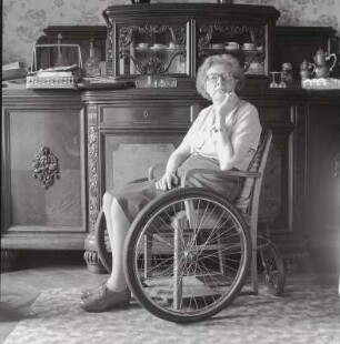 Frau im Rollstuhl