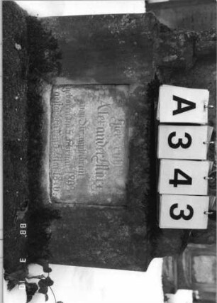 Grabstein 343 (Index: 99904461) Material: Sandstein und Marmortafeln Zustand: Stein zerbrochen und wieder zusammengesetzt, obere Tafel fehlt Maße HxBxT: 190x59x21 cm: Grabstein 343A