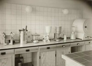 Dresden-Altstadt, Ernst-Thälmann-Straße (heute: Wilsdruffer Straße) 5. Wohn- und Geschäftshaus mit Löwen-Apotheke