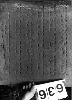 Grabstein 636 (Index: 99802936) Material: Sandstein Zustand: unten verwittert/Textverlust Maße HxBxT: 102x60x30 cm Beschreibung: Stele mit verdachtem Segmentbogen Besonderheit: Endreim: Grabstein 636 (Detailaufnahme)