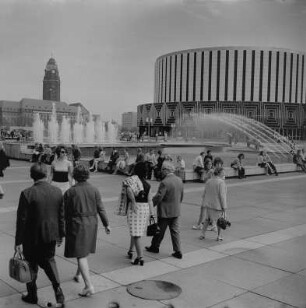 Dresden. Blick auf das Rundkino, im Hintergrund das Rathaus
