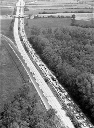 Kreuz Bargteheide: Luftbild: Autobahn A 1 mit Blick in Richtung Norden: im Hintergrund Brücken im Bau, Stau in Richtung Lübeck bis zur Abfahrt Bargteheide