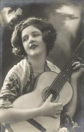 [Frau mit Gitarre]