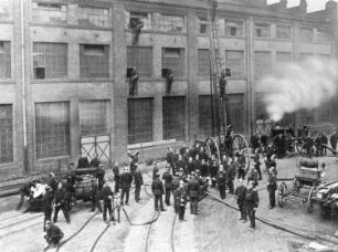 Chemnitz, Hartmannstraße 28. Sächsische Maschinenfabrik vormals Richard Hartmann AG. Werkhalle (Teilansicht). Hofansicht während einer Übung der Fabrikfeuerwehr