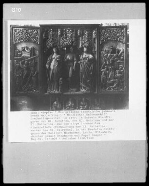 Dreiheiligenaltar, im Schrein Standfiguren: Hl. Dorothea, Hl. Qurinius und Hl. Katharina; auf den Flügelinnenseiten Flachreliefs: Enthauptung der Hl. Katharina, Marter des Hl. Qurinius; in der Predella Halbfiguren: Hl. Magdalena, Lucia, Elisabeth, daneben gemalt Stephanus und Papst Gregor