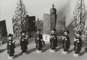 Kurrende mit Dorf Seiffen und Spanbäumen : Kurrende mit Dorf Seiffen und Spanbäumen. Holz, gedrechselt, geschnitzt. bemalt. Seiffen, 1901/1930
