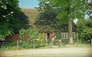Drahtmühle 17: Kate mit Reetdach: traufständige Straßenseite: von links Wirtschaftstrakt, Eingangstür, Wohntrakt