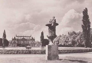 Üppigkeitsvase und Palais im Großen Garten : Blick von der Üppigkeitsvase von A. Corradini über den Palaisteich zum Palais