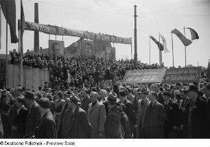 Demonstrationszug vor der Tribüne