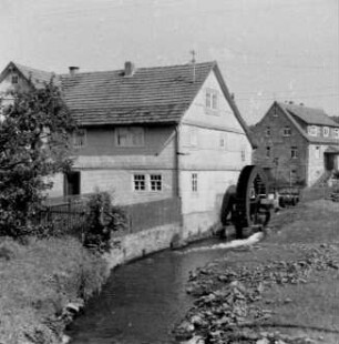 Mühle. Gartenansicht mit Mühlrad