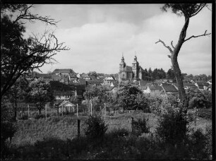 Walldürn Ortsbild mit der katholischen Stadtkirche Sankt Georg im Hintergrund