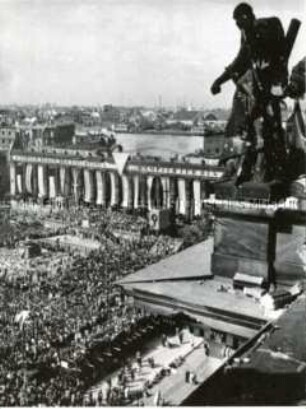 Großkundgebung des Vereins der Verfolgten des Naziregimes (VVN) im Lustgarten fotografiert vom Dach des Berliner Doms