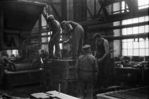 Lokomotivfabrik Wien-Floridsdorf: Formmasse wird eingestampft