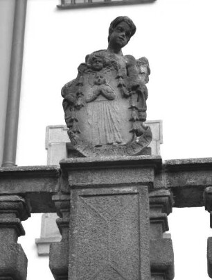 Engel mit Kartusche. Kartusche mit Marienrelief: Maria Budijovická