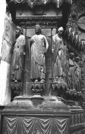 Strebepfeiler zwischem mittlerem und südlichem Westportal