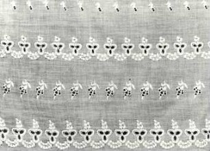Detail einer Schürze aus Neschwitz : Bildende Volkskunst - Flachsfaser. Ort: Njeswačidło / Neschwitz. Ausschnitt einer Schürze der Bautzener Tracht (aus Neschwitz)
