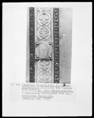 Annoschrein — Dach mit Szenen aus dem Leben des heiligen Anno — Dachschräge der Märtyrerseite — Dachrahmen mit vegetabilen Ornament und Portraitplättchen von Heiligen — Plättchen mit Heiligem