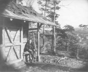 Sächsische Schweiz, Polenztal. Wanderer bei der Rast vor der Schutzhütte auf dem Hockstein