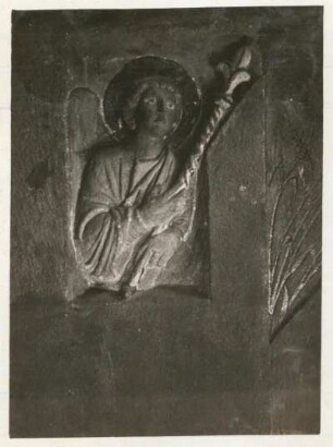 Lettner, Brüstungsreliefs, Engel (untere Zone, links außen)