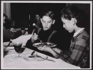 Ein Schüler und eine Schülerin beim Essen