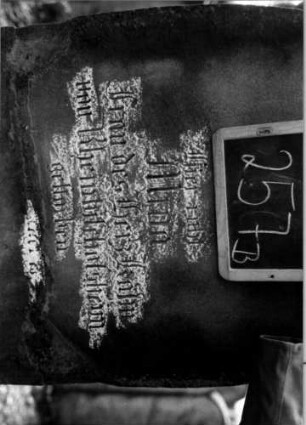 Grabstein 257 (Index: 100112098) Material: Sandstein Zustand: gebrochen und repariert mit Textverlust, sonst gut Maße HxBxT: 186x74x12 cm Beschreibung: Stele, getreppter Sockel, eingezogener Segmentbogenabschluß mit Eckakroteren Symbolik: Kranz, Ranken: Grabstein 257B