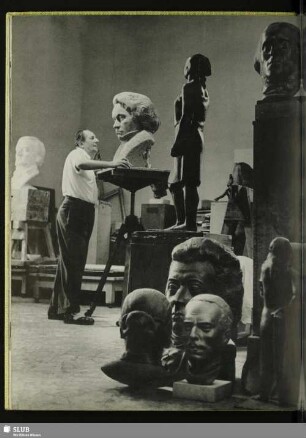 81 Bildender Künstler in seinem Atelier