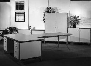 Büroausstattung : Berlin. VEB Möbelkombinat Berlin (MKB). Hausmesse, 1986. Büroausstattung. Holz, hellgrau beschichtet (1986; VEB Möbelkombinat Berlin (MKB))