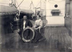 Touristenpaar in Korbmöbeln an Deck des Passagierdampfers Cleveland
