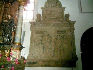 Langhaus Innen-großer Epitaph mit Text- und Wappenkartuschen sowie Familiendarstellung in halbplastischer Darstellung mit kartuschierenden Wappenschilden