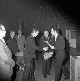 Kreisfeuerwehrverband Stormarn: Barsbüttel: Sporthalle: Mitgliederversammlung mit Heinrich Dittmer, neuer Kreisbrandmeister,: Landrat Hans-Henning Becker-Birck überreicht Harry Ramm, neuer stellvertretender Kreisbrandmeister, die Ernennungsurkunde