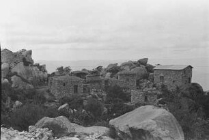Kloster auf dem Monte Bizen : Felsige Landschaft mit Gebäuden