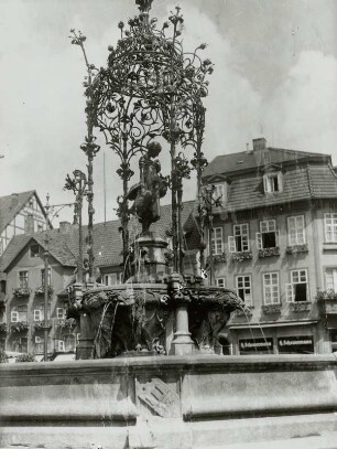 Gänsellieselbrunnen auf dem Markt in Göttingen : Göttingen. Markt. Gänseliesel-Brunnen. Bronze