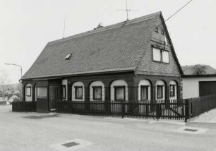 Neugersdorf, Umgebindehaus : Neugersdorf. Wohnhaus (Ende 19. Jahrhundert), Gottfried-Keller-Straße 1. Straßenansicht