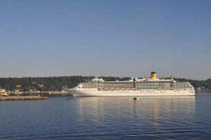 Katakolon - Kreuzfahrtschiff : Ein Kreuzfahrtschiff der italienischen Reederei Costa fährt in den Hafen. Aufgenommen am 28. Juni 2010 in Katakolon