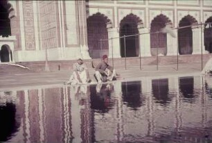 Reisefotos Indien. Delhi. Moschee Jama Masjid ("Freitagsmoschee") (1650-1656). Teilansicht mit Wasserbecken zur rituellen Reinigung