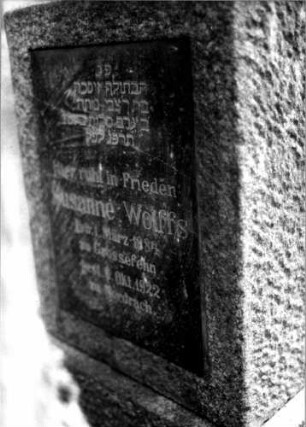 Grabstein 20 (Index: 100108245) Material: Granit, schwarze Marmorplatte Zustand: gut Maße HxBxT: 100x49x24 cm Beschreibung: Obelisk, Sockel, Schriftplatte: Grabstein 20B