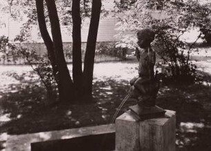 Brunnen mit Knabe und Fisch : Dresden. Reichsgartenschau, 1936. Brunnen mit Knabe und Fisch. Bronze (vor 1936; G. Reißmann)