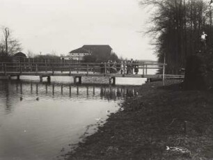 Flutrinne bzw. Neue Luppe mit Steg am Lunapark, Blick von Südwesten über den Wasserlauf