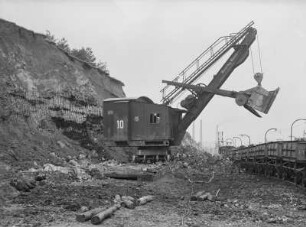 Braunkohlentagebau Hirschfelde (Kopalnia Turoszów). Abraumbagger und Transportzug gegen Kraftwerk