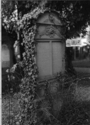 Grabstein 212 (Index: 100093591) Maße HxBxT: 186x72x29 cm Symbolik: Rose, Blüten, Verzierungen Besonderheit: Doppelgrab für Eheleute: Grabstein 212