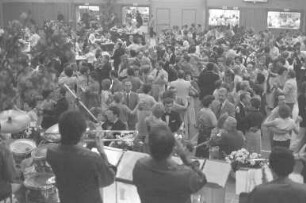 "Tanz in den "Mai" in der Rheinstrandhalle Daxlanden, organisiert von der Arbeitsgemeinschaft Daxlander Vereine