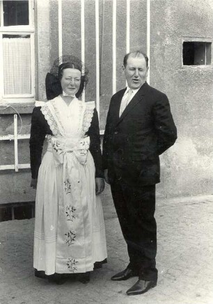 Brautführerin bei einer Hochzeit in Radibor : Kleidung - katholische Tracht. Ort: Radwor / Radibor. Brautführerin (słónka) bei der Hochzeit in Radibor.