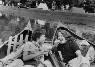 Am Ufer der Oberalster durfte damals noch gezeltet werden. Bei Paddlern ist das sehr beliebt. Aufgenommen 1948