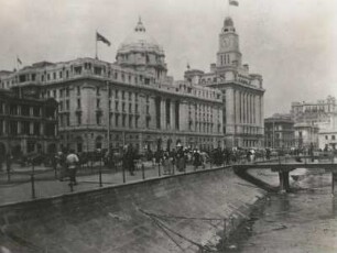 Shanghai, China. Hongkong-Shanghai-Bankzentrale (1923) und Zollamt (1927) am "Bund", Hauptstraße und Uferpromenade am Fluß Whangpoo (Huangpu)