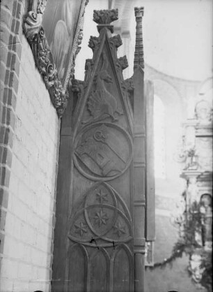 Relief mit Wappenmedaillon