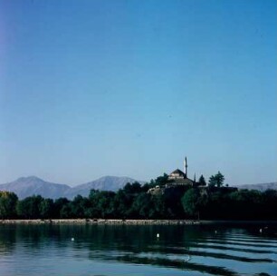 Ioannina. Aga-Aslan-Moschee. Die Aga-Aslan-Moschee von 1712 auf dem Zitadellenhügel überm Pambótis-See