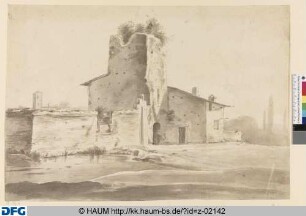 Verfallenes italienisches Haus am Ufer eines Wasserlaufs