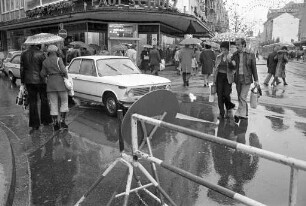 Einkaufsbetrieb in der Innenstadt am ersten verkaufsoffenen Samstag im Advent